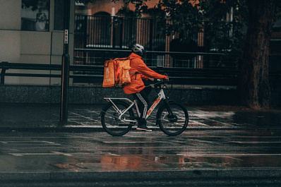 Работодателей курьеров на электросамокатах хотят заставить платить пострадавшим пешеходам