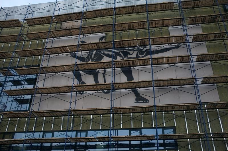 Фасад нового Дворца спорта в Самаре украсили панно с фигуристами