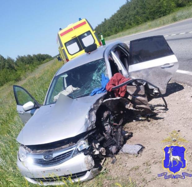 В Самарской области легковушка на встречке влетела в грузовик