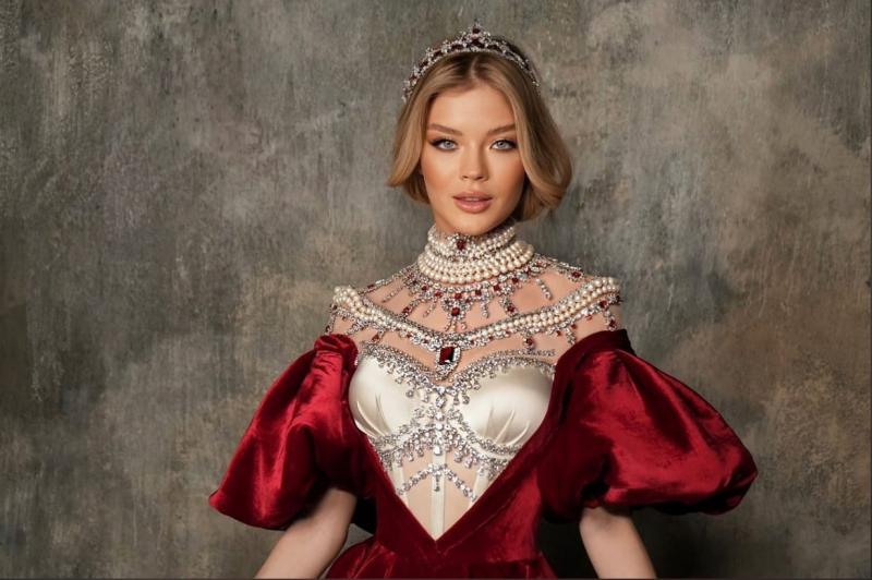 Девочка из обычной семьи в королевском платье: подруги российской модели - о ее пути к финалу конкурса "Мисс Вселенная"
