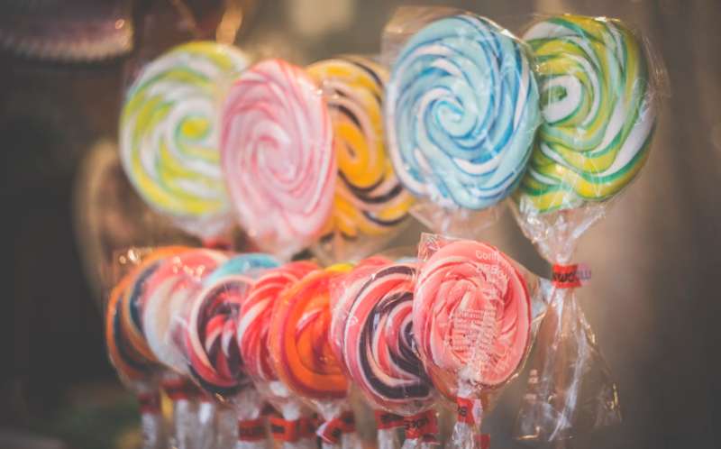 Опасные сладости: эксперты призвали оградить детей от газировки и леденцов