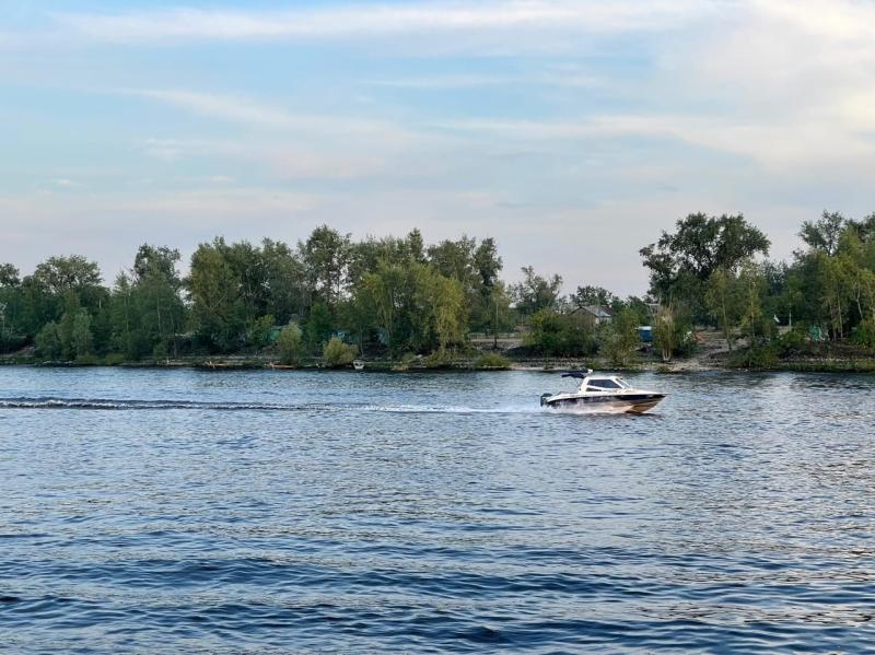 Выпавшего из моторной лодки мужчину изрезало винтом