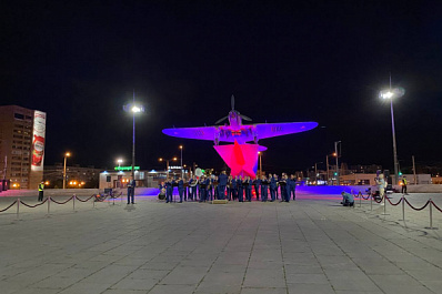 В Самаре на площади Славы и у памятника "Ил-2" началась акция "Лучи Победы"