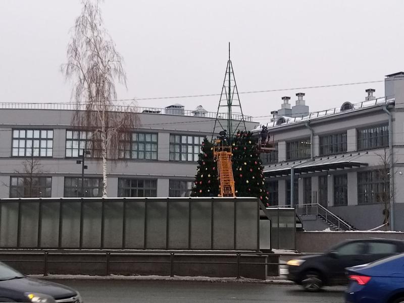 В Самаре начали разбирать новогодние украшения