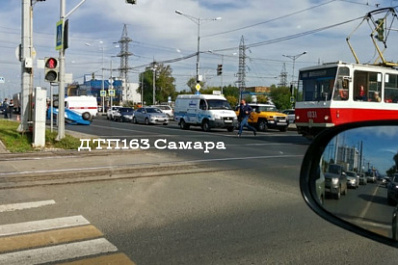 В Самаре на Московском шоссе "Ока" влетела в скорую и перевернулась