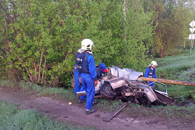 Машина - всмятку: 26 апреля в Красноярском районе в ДТП погиб пассажир легковушки