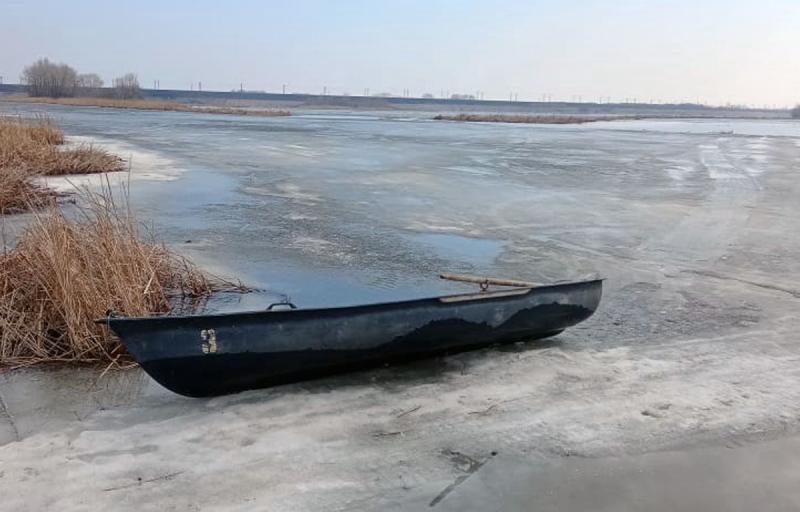 Столкнулись с льдиной: в Самаре спасли двух женщин, потерпевших крушение на лодке