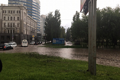 Самару в ливень сковали 10-балльные пробки