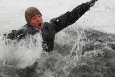 Провалился под лед: в МЧС рассказали, как спасти человека из полыньи и что делать, если сам оказался в воде