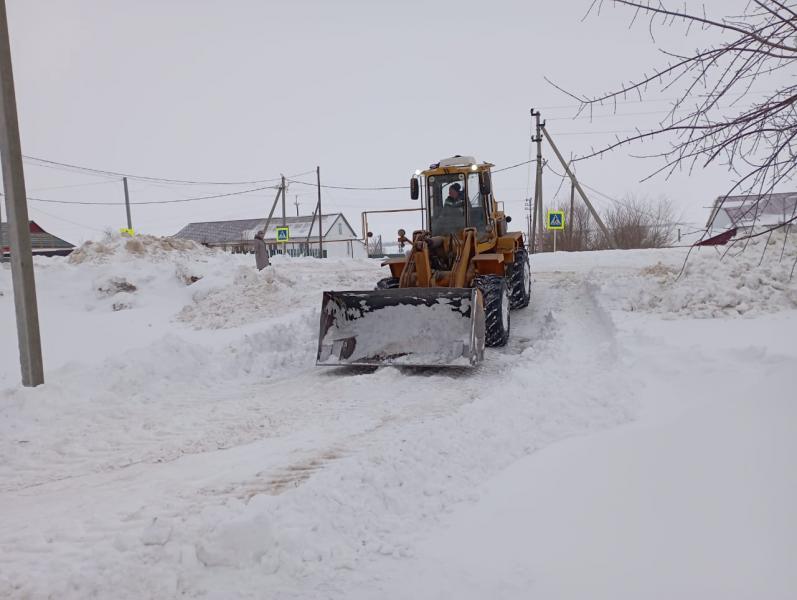 Спецтехника, дворники и волонтеры: в регионе продолжается борьба со снегом