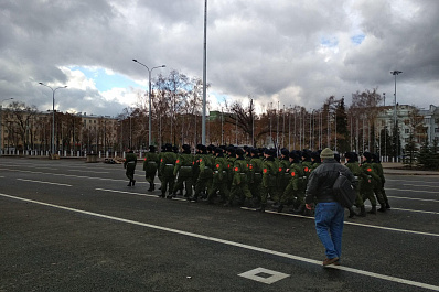 На площади Куйбышева прошла первая репетиция Парада Памяти