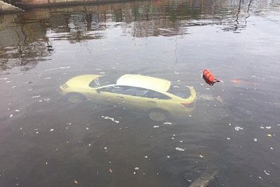 В Тольятти из-под воды достали автомобиль с мертвой женщиной