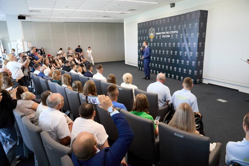 Губернатор Федорищев и министр спорта РФ Дегтярев вручили награды выдающимся спортсменам в День физкультурника