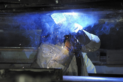 В Самаре на Мориса Тореза устраняют прорыв теплосети