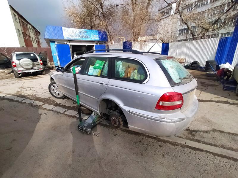 В Самаре британскому журналисту бесплатно заменили шину на машине с гуманитарным грузом для Донбасса