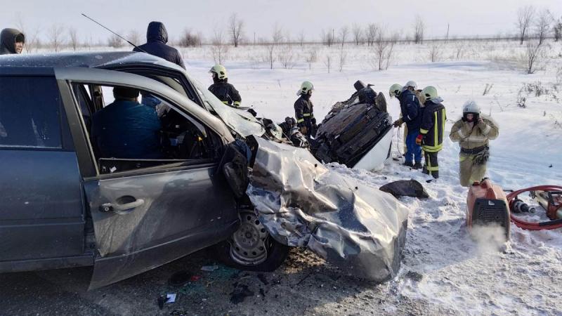 Под Самарой Hyundai столкнулся с "Грантой" и вылетел в кювет, водитель погиб
