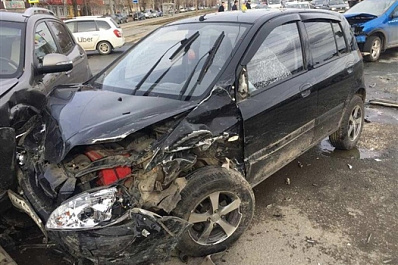 В Самаре на улице Антонова-Овсеенко столкнулись сразу 3 автомобиля