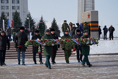 В День защитника Отечества Дмитрий Азаров возложил цветы к Вечному огню