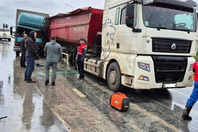 В Волжском районе на трассе столкнулись два большегруза