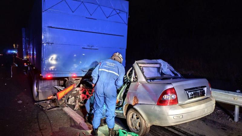 Трое погибших: в Самарской области ночью "Приора" въехала в зерновоз