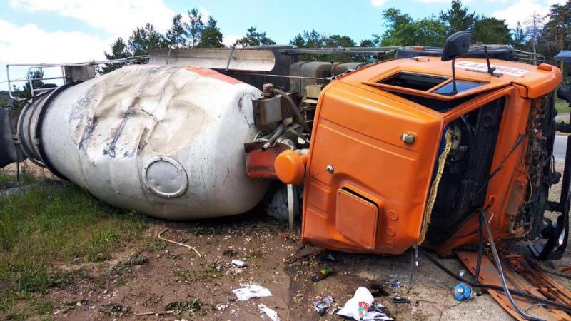 В Тольятти бетоновоз вылетел с дороги и перевернулся