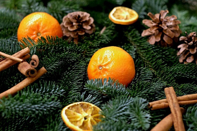 В Самаре в "новогоднем трамвае" дарят подарки детям