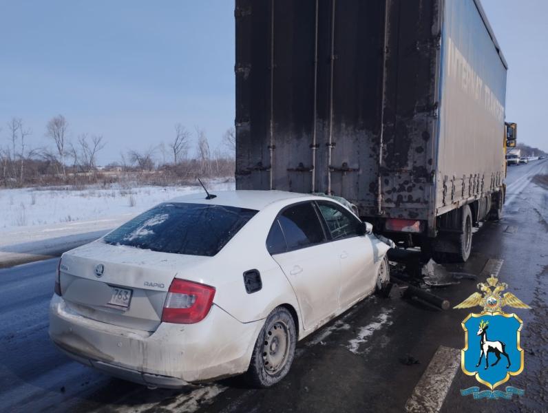 В Самарской области на трассе Skoda на скорости заехала под фуру