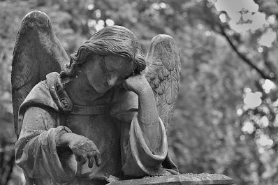 В Ульяновской области подростки повредили 100 памятников на кладбище