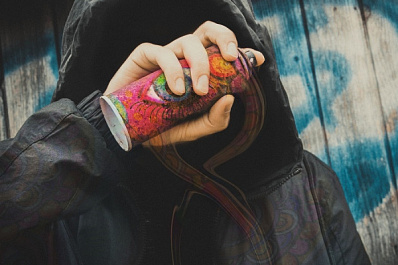 В Сызрани толпа подростков разгромила детскую площадку