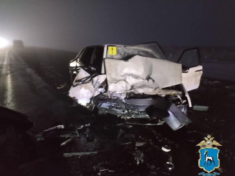 В Самарской области в аварии с двумя легковушками на трассе пострадали два человека