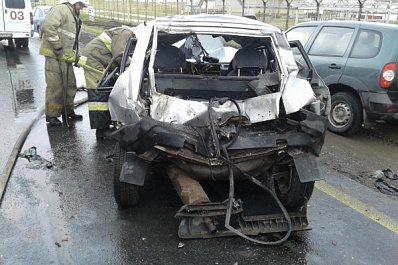 В Самарской области грузовик раздавил легковушку