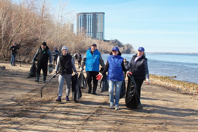 Депутаты и волонтеры очистили берег Волги от мусора