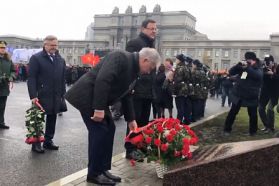 Дмитрий Азаров возложил цветы к памятному знаку