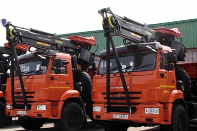 В Самарскую область поступили семь грузовиков с гидроманипуляторами