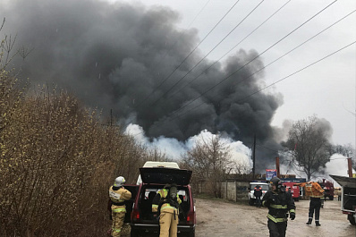 Крупный пожар в Тольятти тушат 77 человек