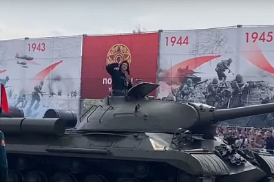 В День Победы летчик-герой из Сызрани Дамир Юсупов проехал на танке на военном параде