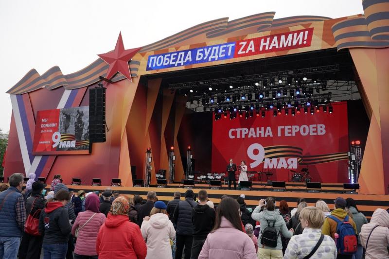 В Самаре на площади Куйбышева проходит праздничный концерт в честь Дня Победы