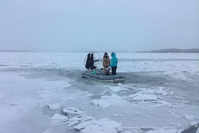 Семейная пара едва не замерзла в Волге, решив прокатиться на самодельном плавсредстве