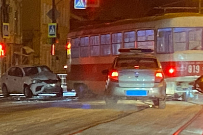 В Самаре на перекрёстке ул. Фрунзе и Пионерской трамвай протаранил легковушку
