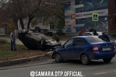 В Самаре "Калина" выбила с дороги "Гранту", опрокинув ее на крышу