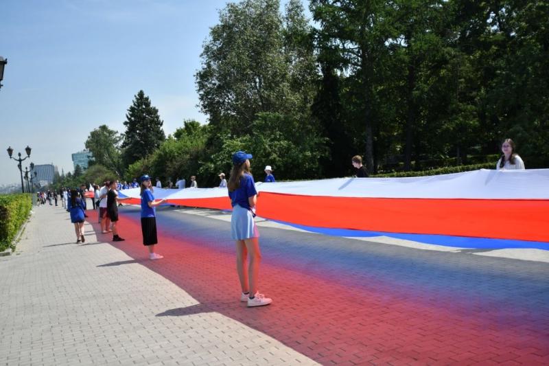 Под единым флагом: на самарской набережной развернули 700-метровый российский триколор