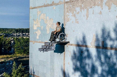 В Самаре художник устроил перфоманс в инвалидной коляске