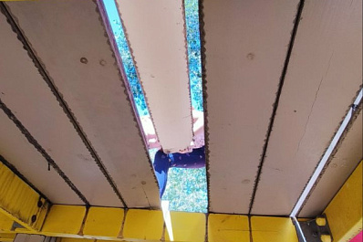 Опасная прогулка: в самарском парке Победы сломали детскую площадку