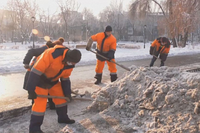 Снег и наледь в Самаре расчищают в круглосуточном режиме