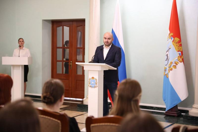 Вячеслав Федорищев вручил медали отличникам