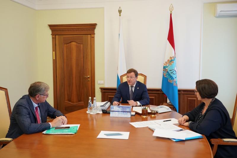 Выполнение социальных обязательств и развитие региона: Дмитрий Азаров обсудил с депутатами губернской думы поправки в бюджет