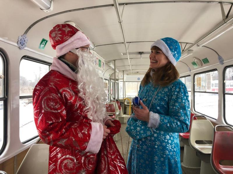 В Самаре запустили новогодний трамвай под управлением Деда Мороза и Снегурочки