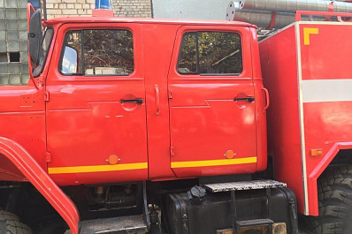 15 человек тушили загоревшийся в Самаре УАЗ