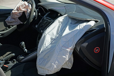 Проскочил на красный: в Сызрани легковушка врезалась в кроссовер и отлетела в стену дома