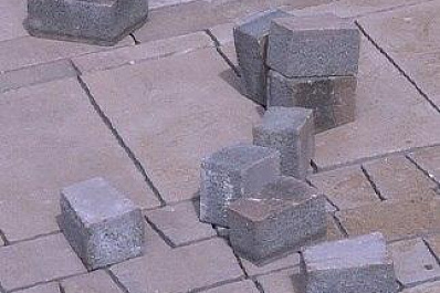 В центре Самары мужчина пытался украсть тротуарную плитку, но ему помешала Росгвардия